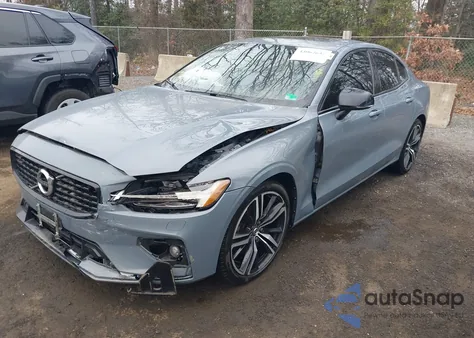 2022 Volvo S60 B5 R-Design z USA, uszkodzony, nr VIN 7JRL12TM8NG162320